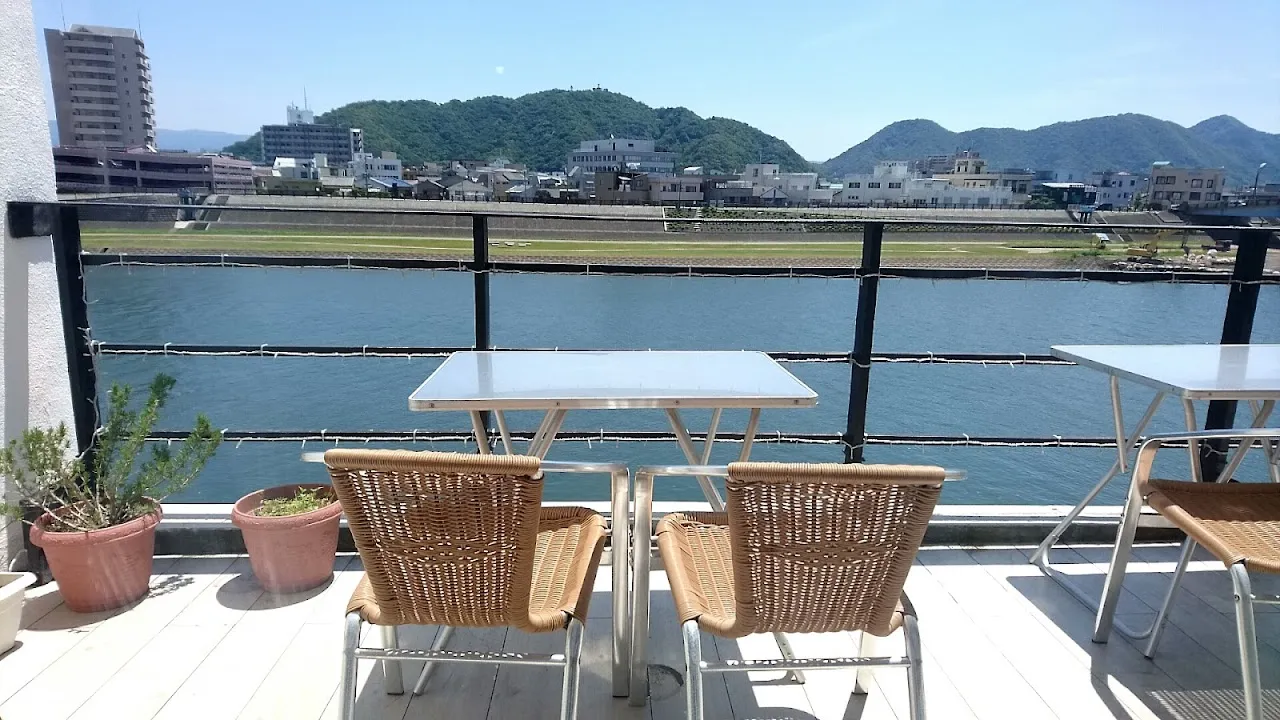 THE BLUE WATER （ザ ブルーウォーター）