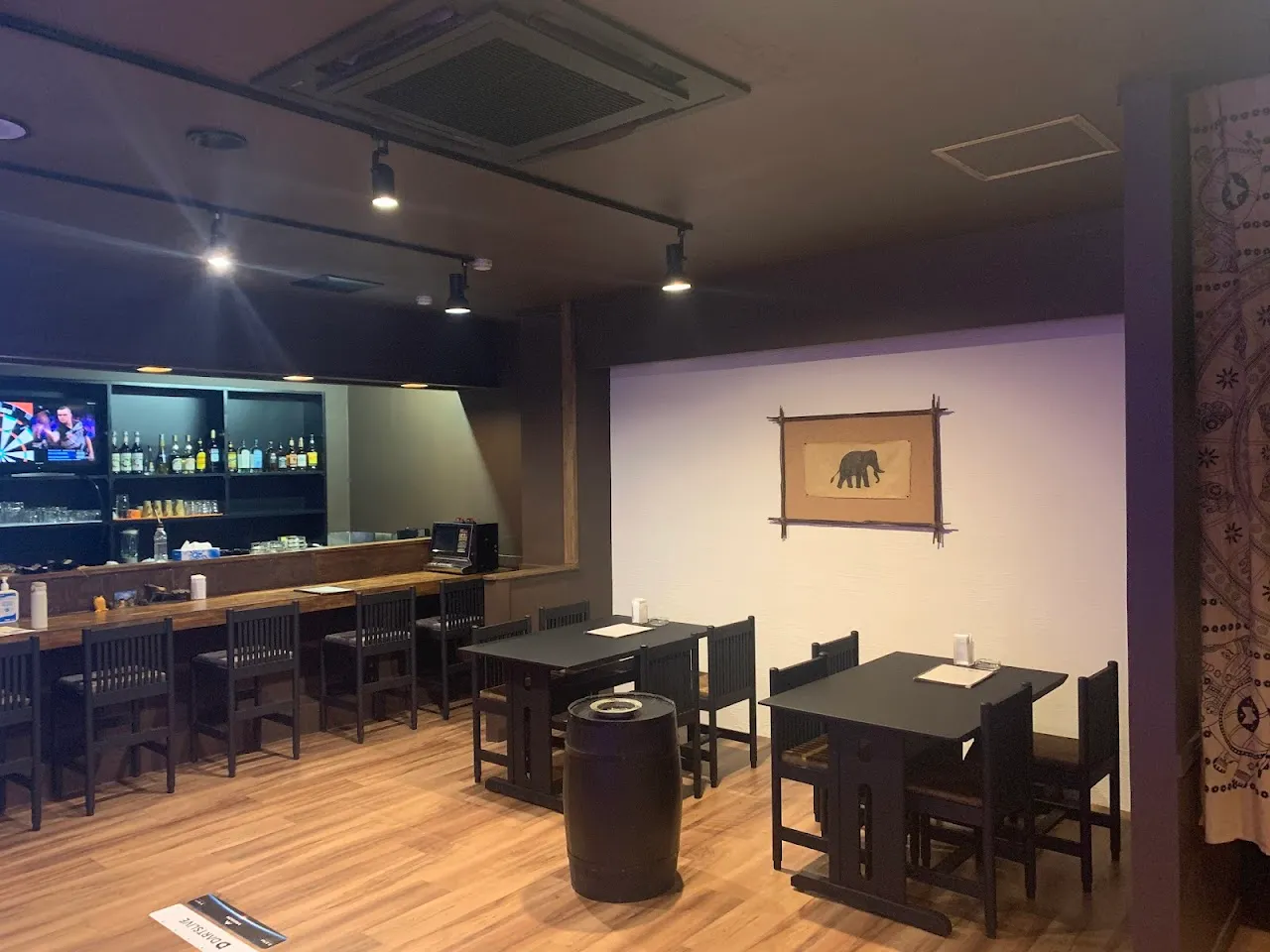 Darts and Bar abaca.